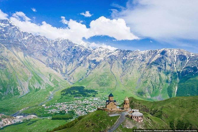 Bestseller Day Trip to Kazbeg/Gergeti Delicious Lunch at Rooms - Guide style: what makes this feel personal
