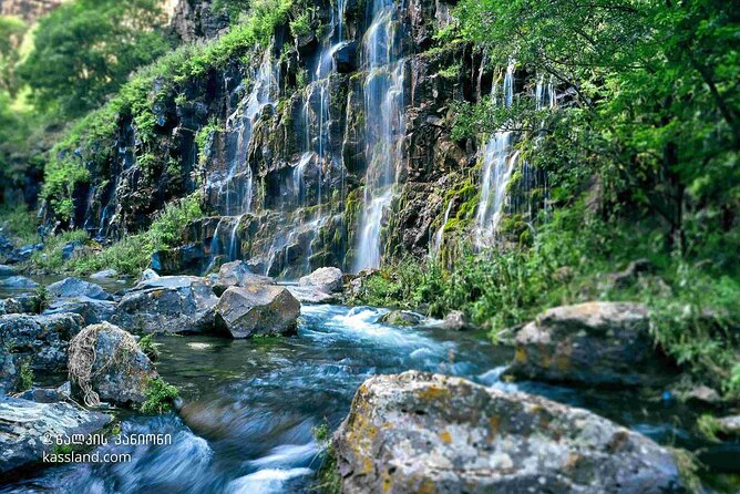 Dashbashi Canyon. The village of Asureti and Didgori monument. - Dashbashi Canyon and the renewed Tsalka (Dashbashi) area