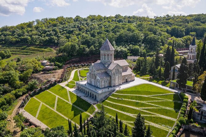 Kakheti, Bodbe, Sighnaghi and Telavi (Group Tour) - Telavi: The 900-Year-Old Tree, Free Wine Tasting, and a Mountain View Lunch