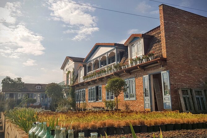 Tbilisi Lakes and Sightseeing tour - Vake Park and the WWII memorial: green hills with a serious center